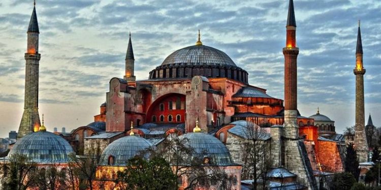 في ذكرى فتح القسطنطينية.. دعوات لفتح “آياصوفيا” للصلاة