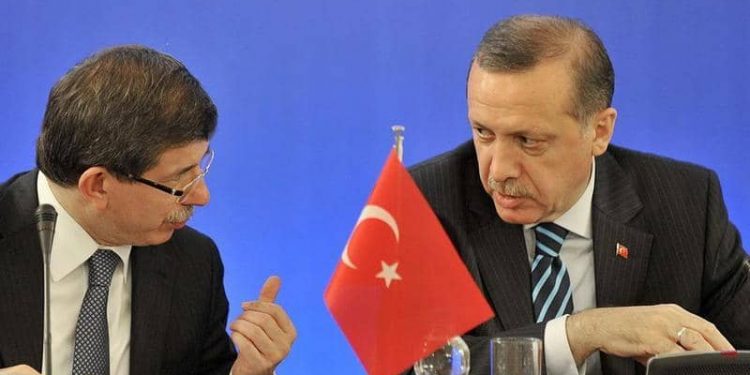 داود أوغلو يهدد أردوغان بقيادة ثورة عليه!