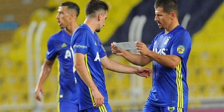 قائد فريق فنربهشة التركي يودع كرة القدم