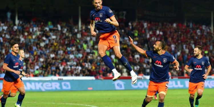 بشاك شهير يحتفل بدرع الدوري التركي