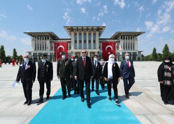 أردوغان رفض استقبالهم.. الشرطة تعتدي على “غزاة المحاولة الانقلابية”