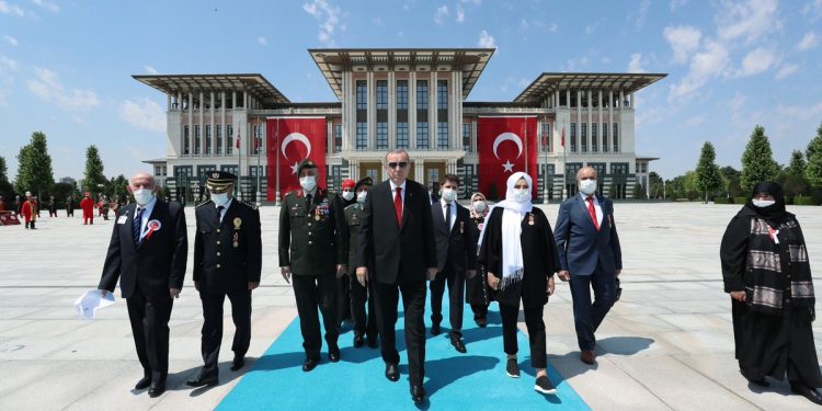 أردوغان رفض استقبالهم.. الشرطة تعتدي على “غزاة المحاولة الانقلابية”