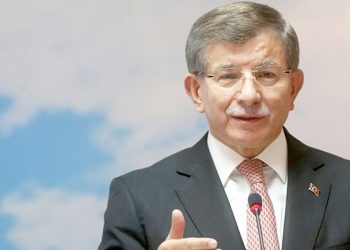 داود أوغلو يستنكر بيانات رسمية عن البطالة