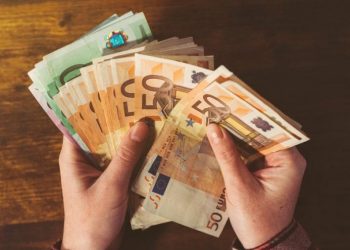 تركيا.. اليورو يتجاوز ثمانية ليرات