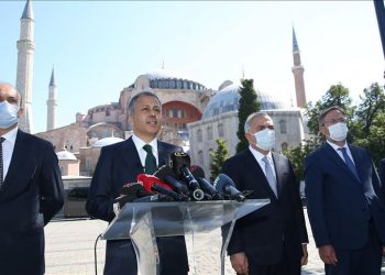 إسطنبول تحدد أماكن أداء الرجال والنساء صلاة الجمعة في آيا صوفيا
