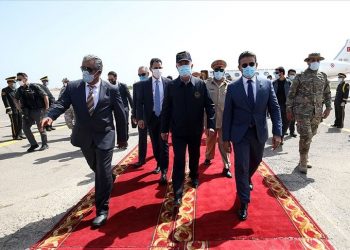 مراسم عسكرية بمطار معيتيقة.. وزير الدفاع التركي في طرابلس