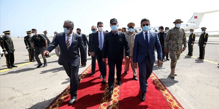 مراسم عسكرية بمطار معيتيقة.. وزير الدفاع التركي في طرابلس
