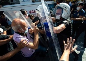 الشرطة التركية تطلق الغاز المسيل للدموع اثناء دفن محامية مسجونة توفت بعد إضراب طويل عن الطعام