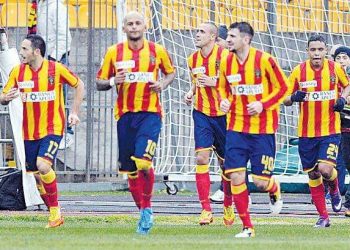 ليتشي يغادر دوري الدرجة الأولى الإيطالي بعد منافسة ساخنة