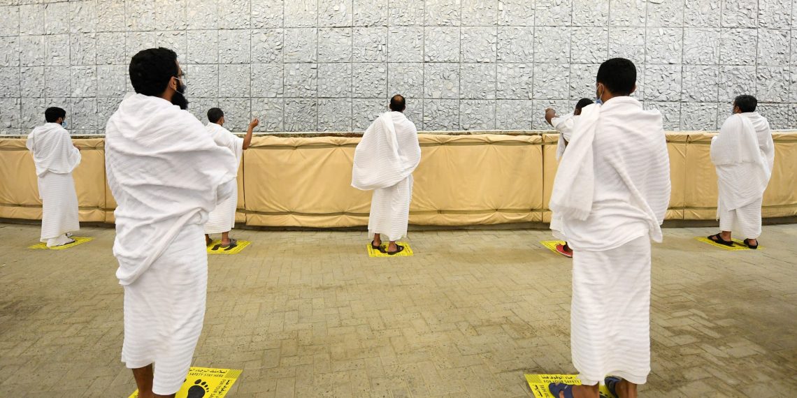 في أول أيام التشريق الحجاج يواصلون رمي الجمرات