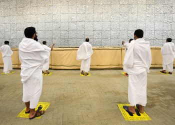 في أول أيام التشريق الحجاج يواصلون رمي الجمرات