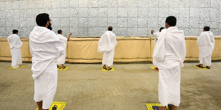 في أول أيام التشريق الحجاج يواصلون رمي الجمرات