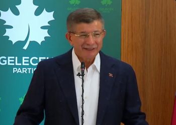 داود أوغلو ينتقد تلميع صورة صهر أردوغان بحقل الغاز المكتشف