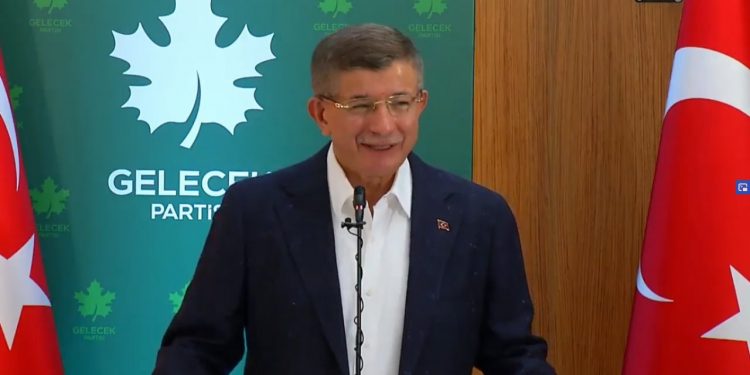 داود أوغلو ينتقد تلميع صورة صهر أردوغان بحقل الغاز المكتشف