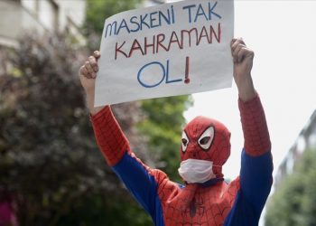 ماذا يفعل الرجل العنكبوت في شوارع تركيا؟