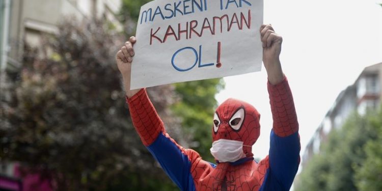 ماذا يفعل الرجل العنكبوت في شوارع تركيا؟