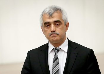 برلماني معارض: الحكومة تفرج عن المرضى بعد اقترابهم من الموت