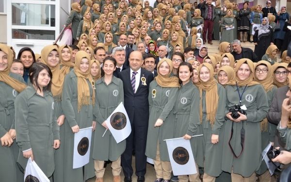 كاتب موال لأردوغان: الطالبات يخلعن الحجاب والإلحاد ينتشر بين الطلاب