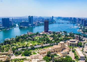 مصر تعيد صلاة الجمعة جزئيًّا وتفرض فحص كورونا على القادمين