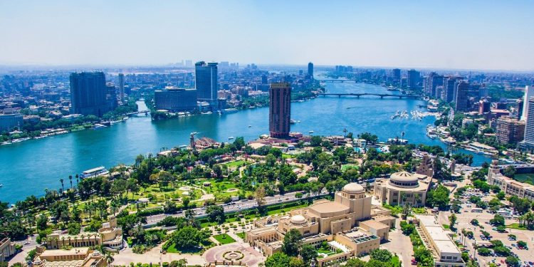 مصر تعيد صلاة الجمعة جزئيًّا وتفرض فحص كورونا على القادمين
