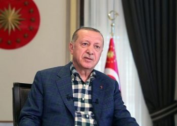 “عد للوراء” أردوغان يرتبك في قراءة كلمته
