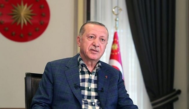 “عد للوراء” أردوغان يرتبك في قراءة كلمته