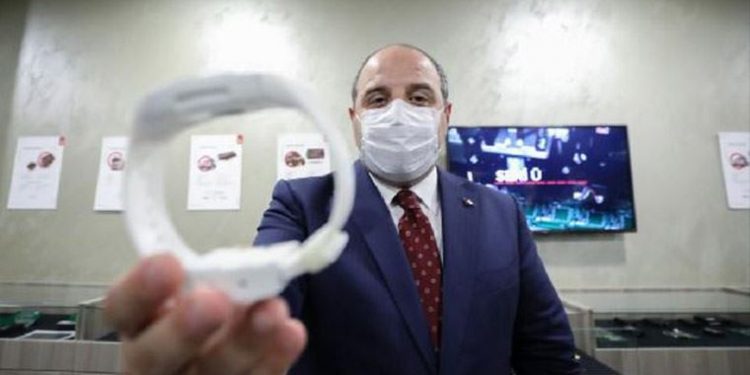 كانت تستورد من إسرائيل.. وزير تركي يتباهى بتصنيع أصفاد إلكترونية