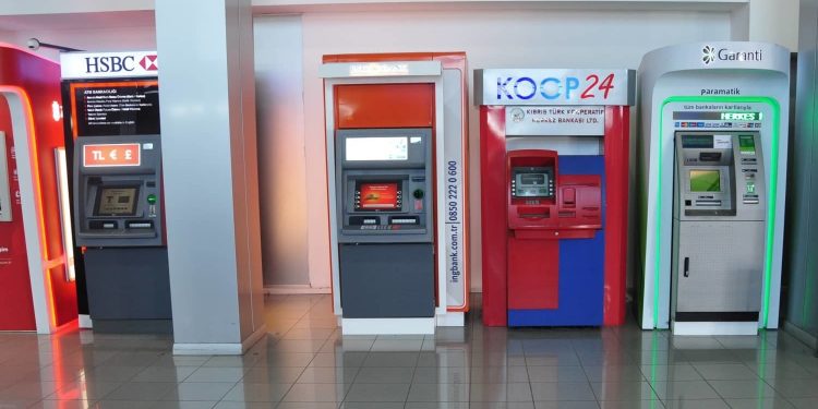 تركيا.. البنوك تبدأ تحصيل رسوم على سحب العملة الأجنبية