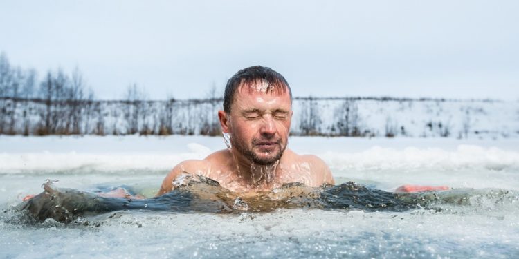 السباحة بالماء البارد قد تخلصك من الاكتئاب