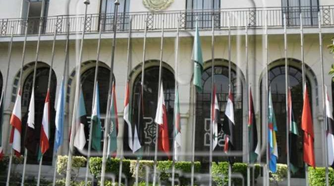 تنكيس علم الجامعة العربية حداداً على ضحايا انفجار بيروت