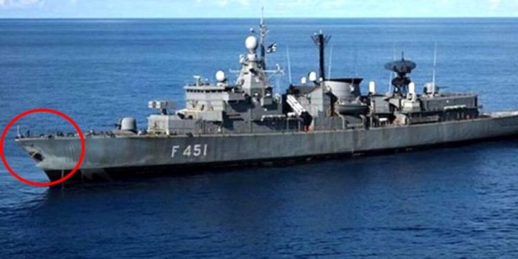 وزير الدفاع اليوناني يهنئ قائد فرقاطة اصطدم بسفينة تركية