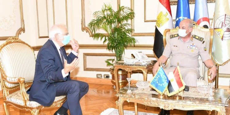 مصر.. وزير الدفاع يبحث مع بوريل الوضع في شرق المتوسط