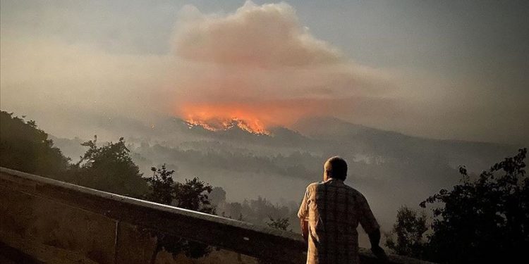 صعوبات تواجه إطفاء حريق شب في غابات أنقرة