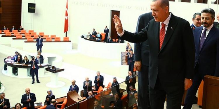 حزب أردوغان يطالب البرلمانيين بفحص كورونا قبيل حفل يحضره أردوغان