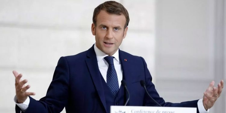 ماكرون: تصريحات تركيا بشأن قره باغ خطيرة والتدخل الروسي ضروري