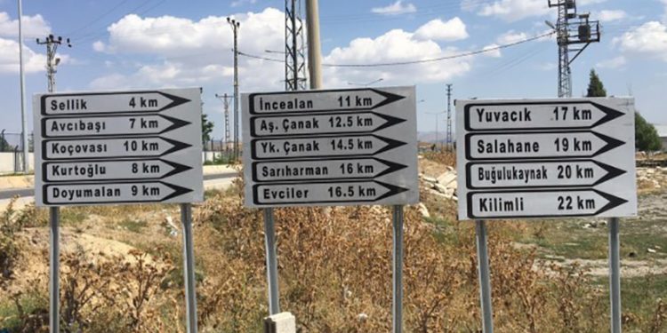 وصاة أردوغان “العنصريون” على البلديات يزيلون لوحات الإرشاد الكردية