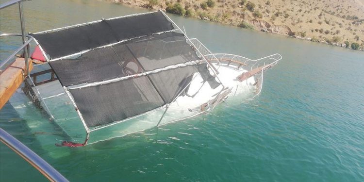 تركيا.. غرق قارب سياحي في شانلي أورفا