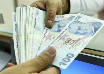 الأتراك يخشون لمس النقود!