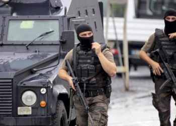 تركيا.. عصابة من 30 شخصا احتالوا على عملاء بنوك وسرقوا بياناتهم