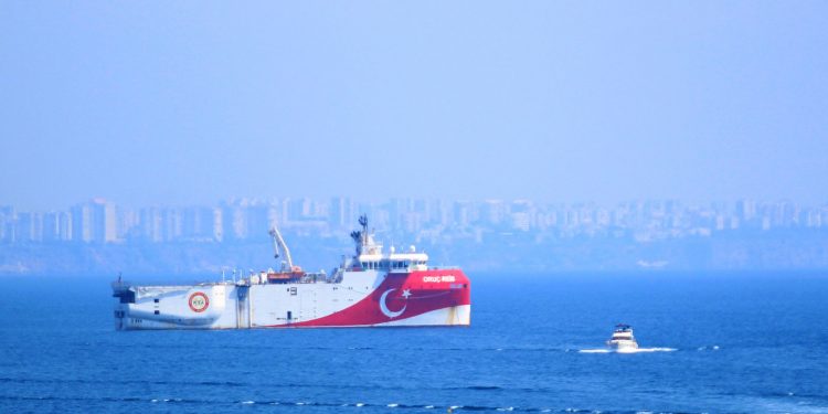 تركيا تعيد التوترات لشرق المتوسط.. أوروتش رئيس تنقب قرب جزيرة يونانية