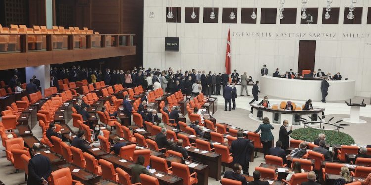 برلمان تركيا يمدد لأردوغان صلاحية إرسال قوات عسكرية خارج الحدود
