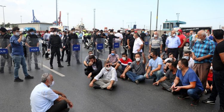 شجار على الطريق بين الشرطة وسائقي الحافلات في إسطنبول