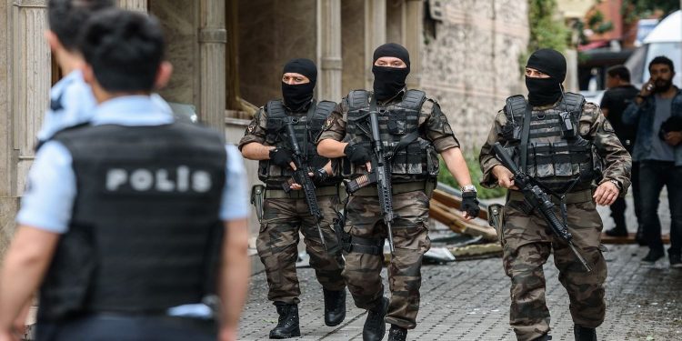 الأمن التركي يقبض على 15 عراقيا وسوري في حملة مداهمات بصامسون