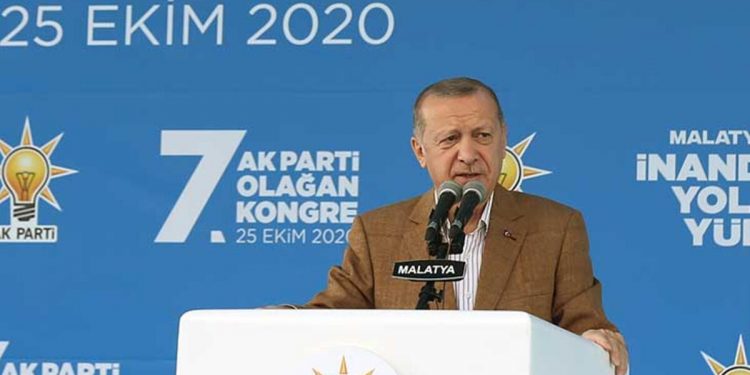 أردوغان: لتفرض أمريكا عقوباتها “على من يتعالون”!