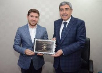 قيادي في حزب أردوغان يحصل على عطاءات بملايين الدولارات