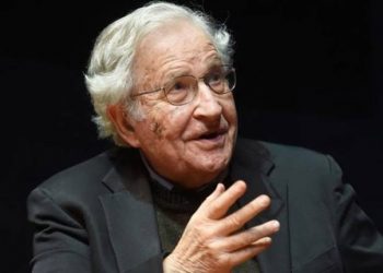 نعوم تشوميسكي يدعو تركيا للإفراج عن عثمان كافالا