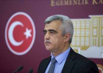 برلماني تركي يطلق حملة توقيعات لأجل ضحايا الطوارئ من المدرسين