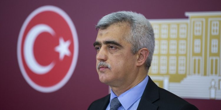 برلماني تركي يطلق حملة توقيعات لأجل ضحايا الطوارئ من المدرسين