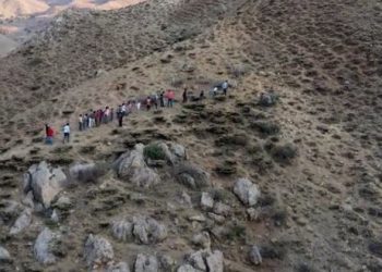 أكراد تركيا.. طلاب يصعدون الجبال للاتصال بالإنترنت!