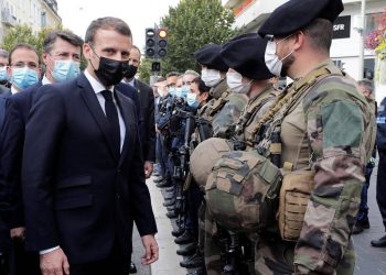 ماكرون ينشر مزيدا من القوات.. ويعلق: لن نرضخ للإرهاب